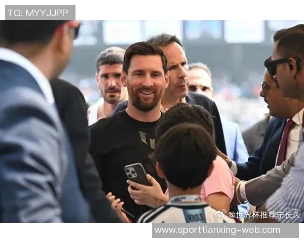 梅西因安全隐患和管理混乱提前结束绕场活动引发球迷不满 梅西因安全隐患和管理混乱提前结束绕场活动引发球迷不满